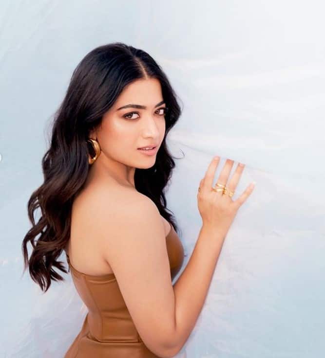 બહુ ઓછા લોકો જાણતા હશે કે રશ્મિકા મંદન્નાએ માત્ર 8 વર્ષ પહેલા જ એક્ટિંગની દુનિયામાં એન્ટ્રી કરી હતી અને આજે તે સાઉથ સિનેમા પર રાજ કરી રહી છે.