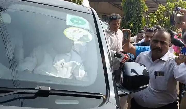 ठाण्याला रवाना होण्यापूर्वी एकनाथ शिंदेंनी कुटुंबासह जननी मातेचं दर्शन घेतलं. (Image credit-ABP Majha)