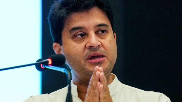 Swarm Of Bees Attack Jyotiraditya Scindia's Event In Shivpuri, Several Injured: Watch