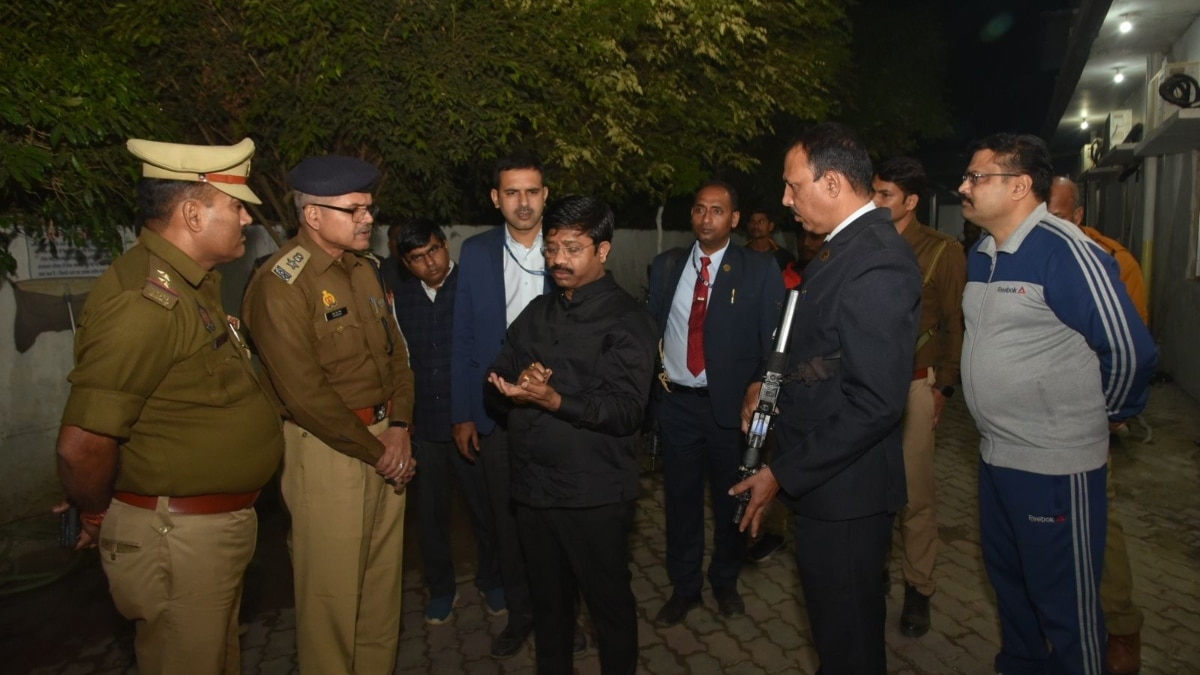 योगी के मंत्री नंद गोपाल गुप्ता के काफिले की गाड़ी ट्रैक्टर-ट्रॉली से टकराई, 3 जवान घायल