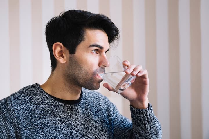 Avoids overeating: Drinking water before eating makes the stomach feel full and does not feel like eating too much. Many times people consider excessive thirst as hunger and eat more. In such a situation, drinking water prevents overeating, which can be helpful in weight loss.