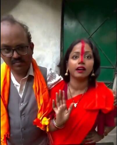 ਆਖਿਰ ਇਸ ਵੀਡੀਓ ਵਿੱਚ ਅਜਿਹਾ ਕੀ ਹੈ, ਇਹ ਜਾਣਨ ਲਈ ਤੁਸੀ ਵੀ ਵੇਖੋ ਪਿਓ ਅਤੇ ਧੀ ਦੇ ਰਿਸ਼ਤੇ ਨੂੰ ਸ਼ਰਮਸਾਰ ਕਰਨ ਵਾਲਾ ਇਹ ਵੀਡੀਓ... ਦਰਅਸਲ, ਸੋਸ਼ਲ ਮੀਡੀਆ 'ਤੇ ਅਜਿਹਾ ਵੀਡੀਓ ਵਾਇਰਲ ਹੋ ਰਿਹਾ ਹੈ, ਜਿਸ ਵਿੱਚ ਇੱਕ 24 ਸਾਲ ਦੀ ਧੀ ਆਪਣੇ 50 ਸਾਲ ਦੇ ਪਿਤਾ ਨਾਲ ਵਿਆਹ ਕਰਨ ਦਾ ਦਾਅਵਾ ਕਰ ਰਹੀ ਹੈ।