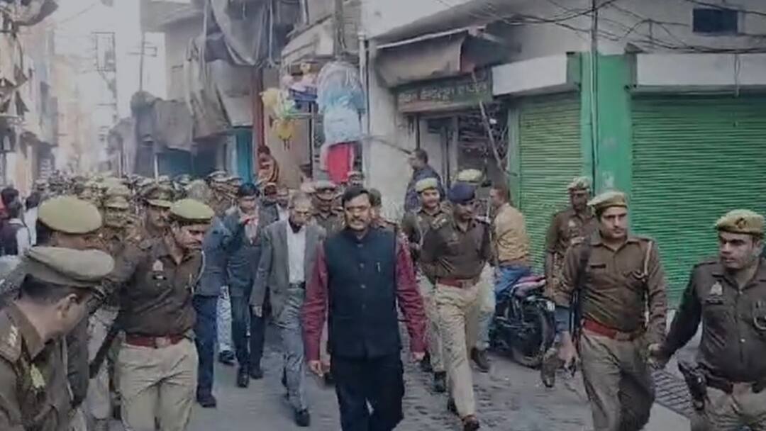 Sambhal Violence: हिंसा प्रभावित इलाके में पहुंची न्यायिक आयोग की टीम, लोगों से बात कर जाना सच Sambhal Violence Judicial Commission team visit violence affected area ann Sambhal Violence: हिंसा प्रभावित इलाके में पहुंची न्यायिक आयोग की टीम, लोगों से बात कर जाना सच