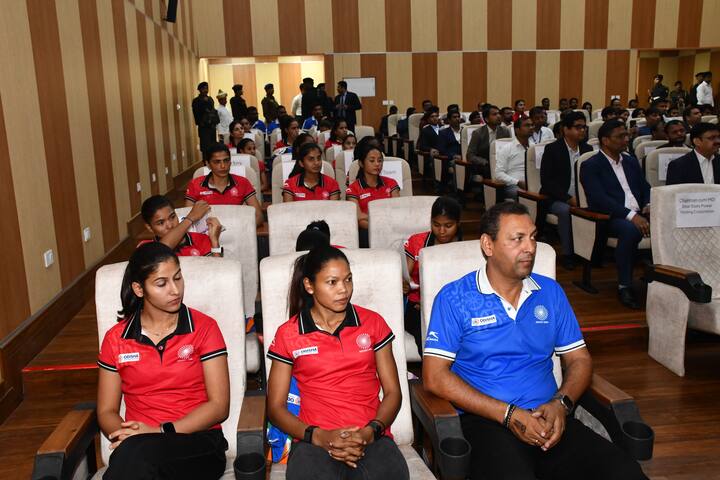 मुख्यमंत्री नीतीश कुमार ने रविवार को पटना में बापू टावर के सभागार में आयोजित सम्मान समारोह में बिहार विमेंस एशियन हॉकी चैंपियंस ट्रॉफी 2024 की विजेता टीम को सम्मानित किया. मुख्य प्रशिक्षक, सपोर्ट स्टाफ सहित इस आयोजन के मुख्य प्रशिक्षक को भी अपना बहुमूल्य योगदान देनेवालों को भी सम्मानित किया गया.