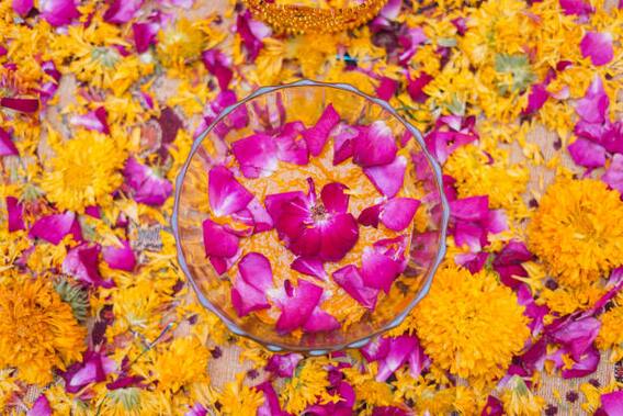 लग्नापूर्वी वधू-वराला हळद का लावली जाते?