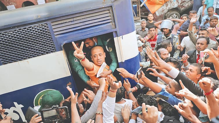 पासपोर्ट-वीजा के बावजूद भारत नहीं आने दे रहा बांग्लादेश! ISKCON के सदस्यों को बॉर्डर पर रोका