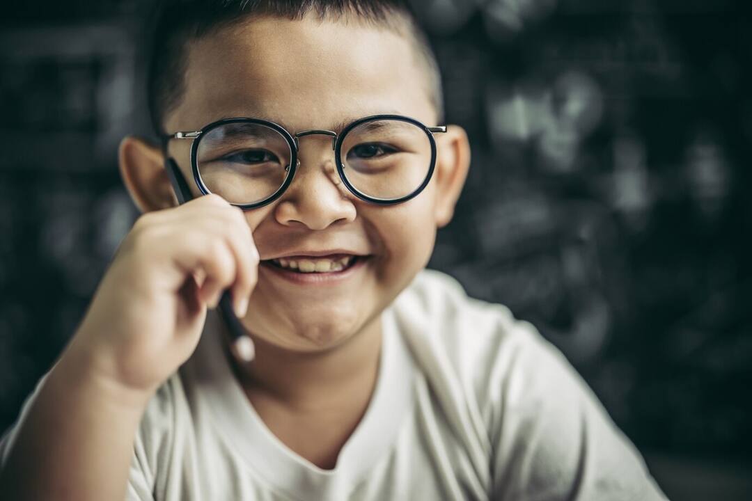 child care tips what is myopia causes symptoms prevention દર ત્રીજું બાળક છે આ ખતરનાક રોગનો શિકાર, માતા-પિતા થઈ જાય સાવધાન!