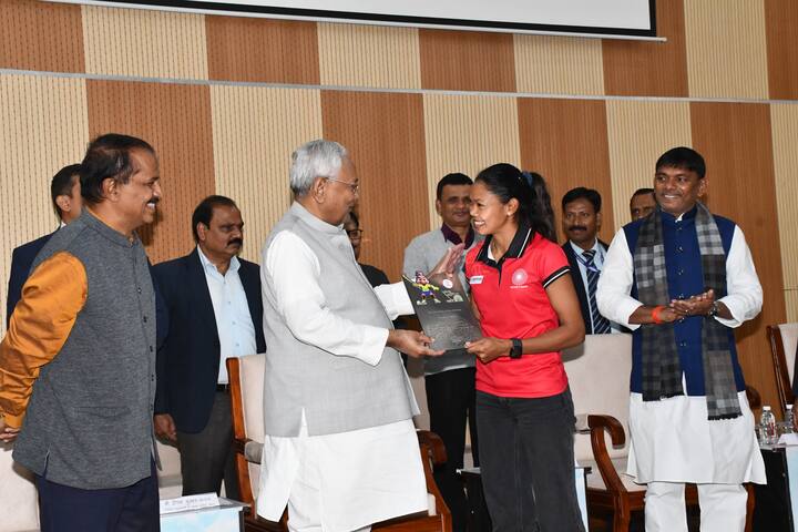 IKE सम्मान समारोह में मुख्यमंत्री ने भारतीय महिला हॉकी टीम के मुख्य कोच श्री हरेन्द्र सिंह, भारतीय महिला हॉकी टीम की कप्तान सुश्री सलीमा टेटे, भारतीय महिला हॉकी टीम की उप कप्तान सुश्री नवनीत कौर समेत सभी को सम्मान राशि प्रदान की गई.