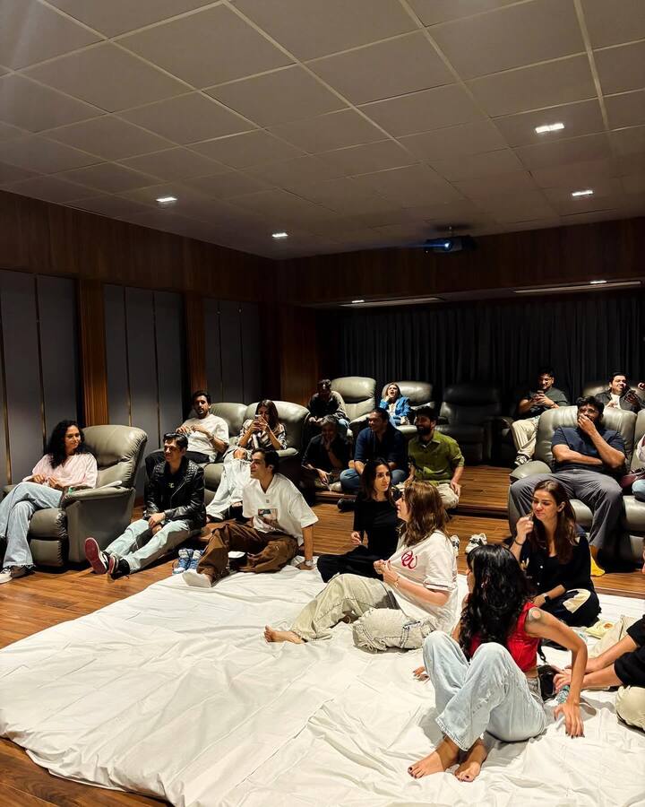 तमन्ना और 'सिकंदर का मुकद्दर' की टीम ने एक साथ बैठकर फिल्म देखी. तमन्ना ने एक फोटो शेयर की जिसमें सभी लोग फिल्म देखते नजर आए.