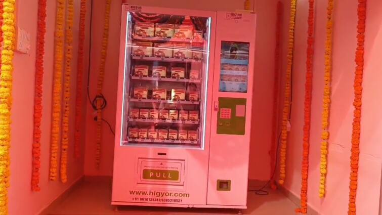 Ujjain Laddu prasad will be available from ATM machine in Mahakal Mandir payment by QR Code ANN महाकाल में अब चढ़ावे के लिए ATM से मिलेगा प्रसाद, हाईटेक सुविधा से भक्त निहाल, कैसे होगा पेमेंट?
