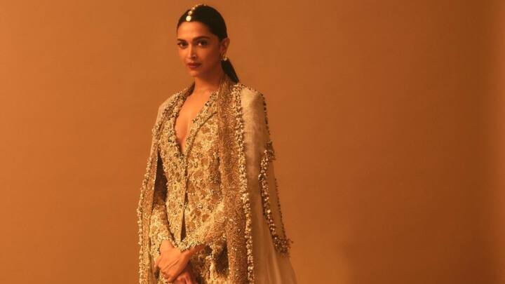 That golden indo-western wear of Deepika looks great when teamed with strong royal jewellery and exudes unmatched elegance. This luxurious outfit is made for a choice statement; in other words, it is one of the perfect picks one would make to create the most important impression at a sangeet. (Image source: Instagram/deepikapadukone)