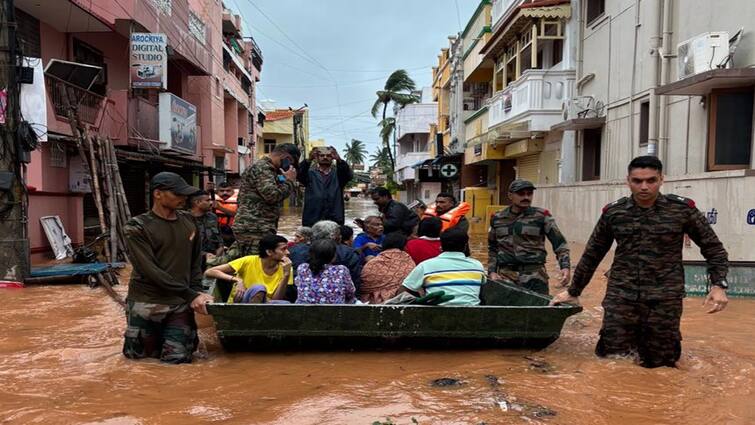 Fenjal Cyclone Indian Army rescues more than 100 people stranded in Puducherry களத்தில் இந்திய ராணுவம்.. புதுச்சேரியில் 2 மணி நேரத்தில் 100 பேர் மீட்பு!