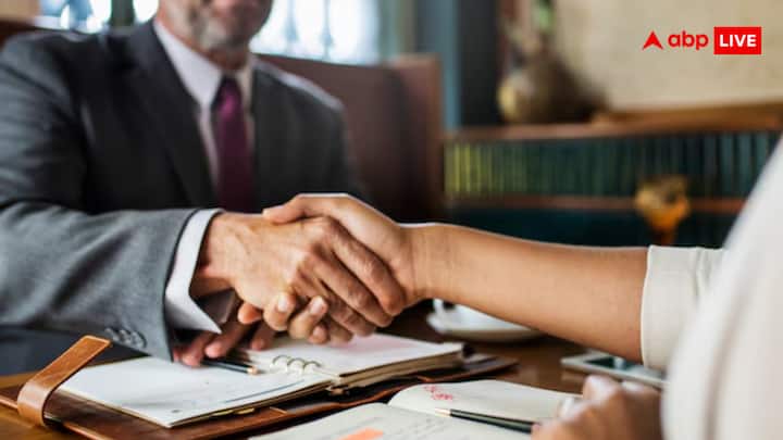 चित्तौड़गढ़ के रहने वाले सतपाल अरोड़ा 81 साल की उम्र में वकालत करने निकले हैं. वो चित्तौड़गढ़ के प्रतापगढ़ के रहने वाले हैं और 81 साल की उम्र में लॉ की पढ़ाई कर रहे हैं.