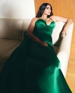 कभी मिरर के सामने...तो कभी बेड पर दिए हसीन पोज, डीपनेक ग्रीन गाउन में सोनम कपूर का दिखा दिलकश अवतार