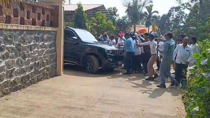 महाराष्ट्राचे काळजीवाहू मुख्यमंत्री एकनाथ शिंदे थोड्याच वेळात दरे गावातून ठाण्याला रवाना होणार आहे. (Image credit-ABP Majha)