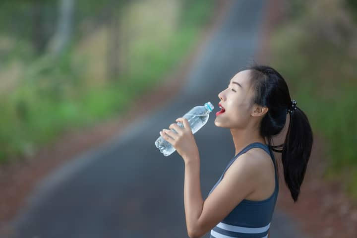 For weight loss, the time of drinking water should be kept right. You should drink water at least half an hour before eating. Drinking small amounts of water throughout the day provides many benefits to the body.