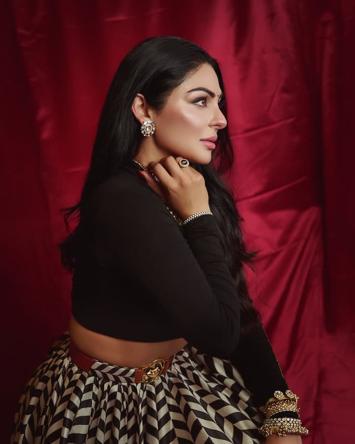 44 साल की नीरू बाजवा तीन बच्चों की मां हैं. लेकिन अपने परफेक्ट फिगर से लोगों को हमेशा दीवाना बनाए रखती हैं. सोशल मीजिया पर भी उनकी तगड़ी फैन फॉलोइंग है.