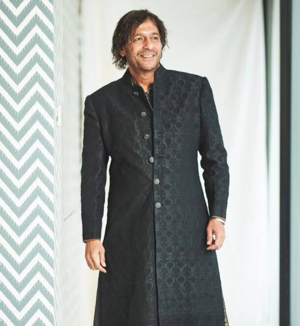 चंकी ने बताया जब मैं एक अभिनेता के रूप में शुरुआत कर रहा था, तो हमारे पास एक्स्ट्रा इनकम का केवल एक ही जरिया था और वह था इवेंट में शामिल होना. मेरे पास एक बैग तैयार रहता था, जो भी मुझे बुलाता मैं अपना बैग लेकर दौड़ पड़ता था - चाहे वह शादी हो, जन्मदिन हो या यहां तक कि एक सुबह, मुझे एक आयोजक का फोन आया, उन्होंने पूछा, 'आज आप क्या कर रहे हैं?' मैंने उनसे कहा, 'मैं बस एक शूटिंग के लिए जा रहा हूं.