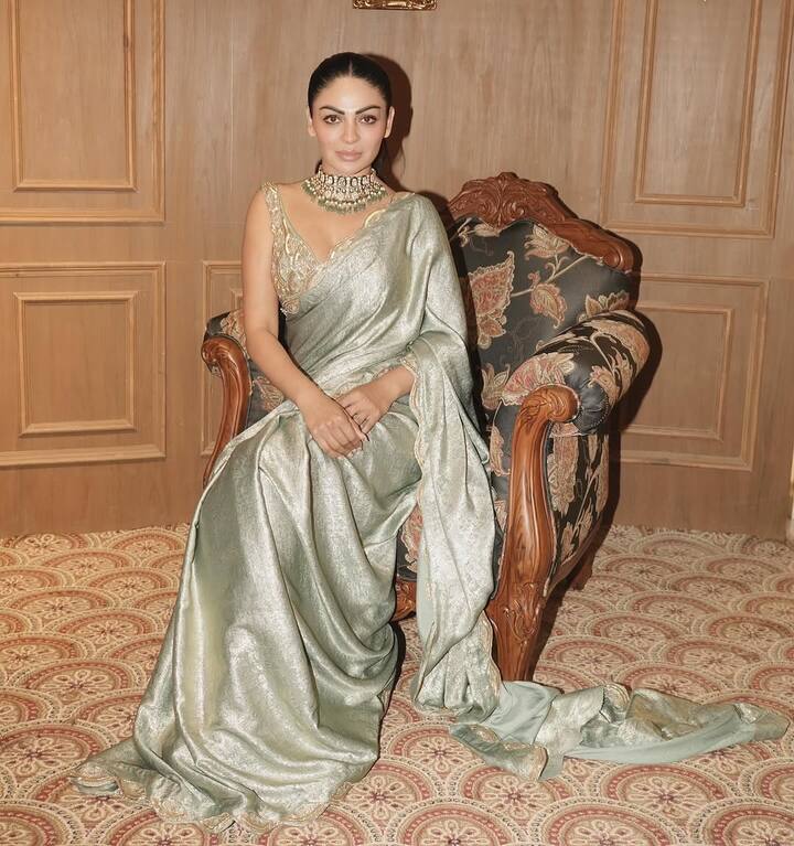 अगर आपने नहीं पहचाना तो बता दें कि ये पंजाबी सिनेमा की क्वीन कही जानी वाली खूबसूरत एक्ट्रेस नीरू बाजवा है. जो कभी स्टार्स के पीछे डांस किया करती थी.