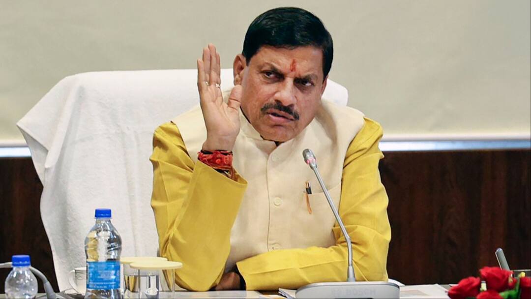 Mp cm mohan yadav reviewed fertilizer distribution instructions for strict action on irregularities ann विदेश दौरे से लौटने के बाद एक्टिव मोड में नजर आए CM यादव, खाद वितरण, कालाबाजारी को लेकर कही ये बात