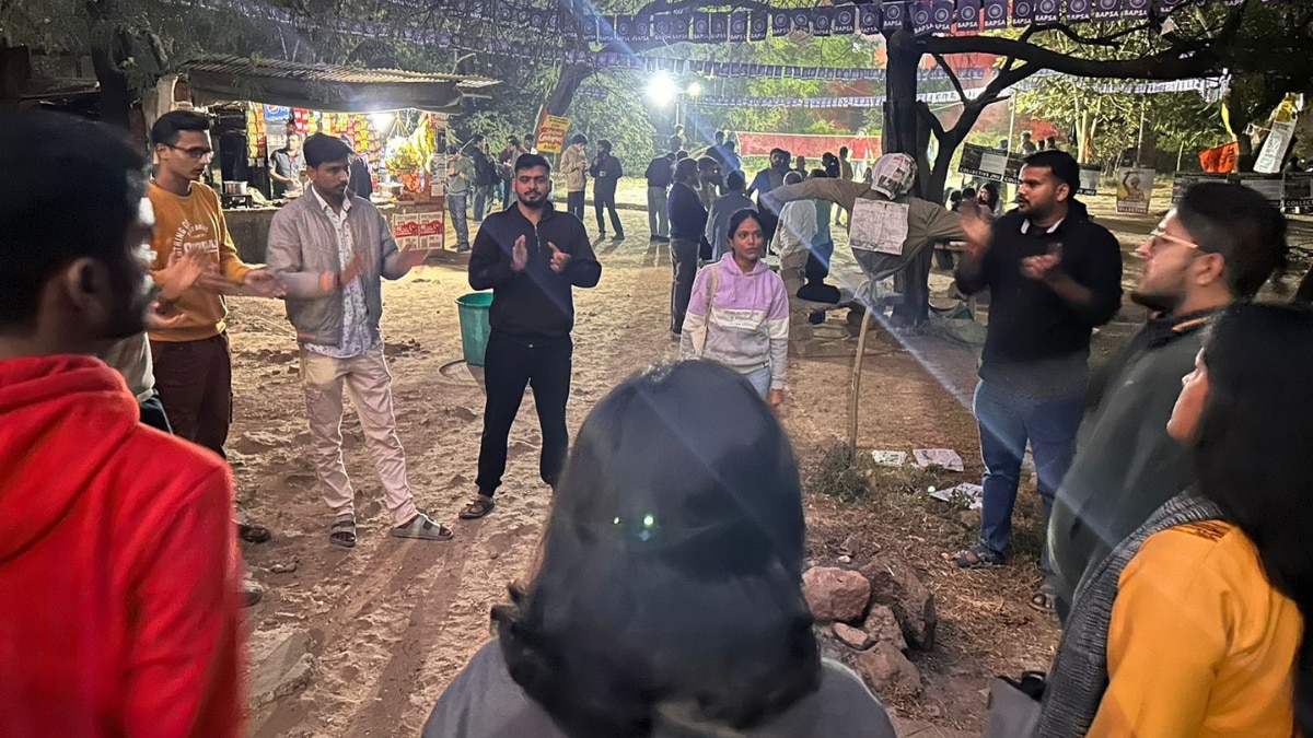 Delhi: बांग्लादेश में हिंदुओं पर हो रहे अत्याचार के खिलाफ JNU में ABVP का प्रदर्शन, फूंका चरमपंथियों का पुतला