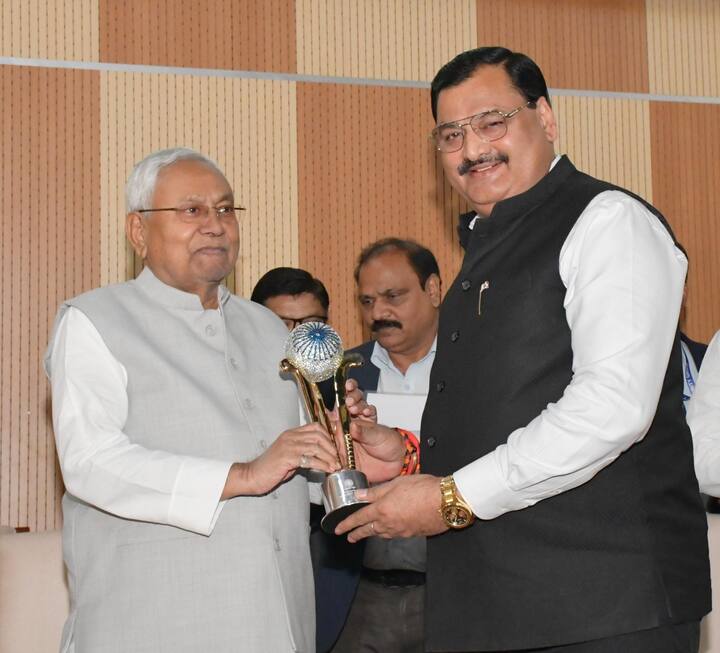 कार्यक्रम की शुरूआत में मुख्यमंत्री को सामान्य प्रशासन एवं खेल विभाग के प्रधान सचिव डॉ० बी० राजेन्दर ने शॉल भेंटकर स्वागत किया, जबकि हॉकी इंडिया के महासचिव भोला नाथ सिंह ने मुख्यमंत्री को प्रतीक चिन्ह भेंटकर स्वागत किया.