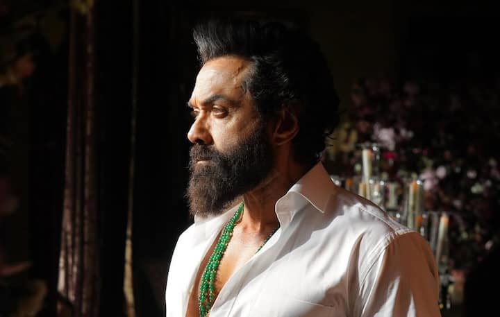 बॉबी देओल इस फिल्म में अबरार नाम के खूंखार विलेन के किरदार में दिखे थे. जिसकी कई सारी अनदेखी तस्वीरें आज एक्टर ने अपने इंस्टाग्राम अकाउंट पर शेयर की.