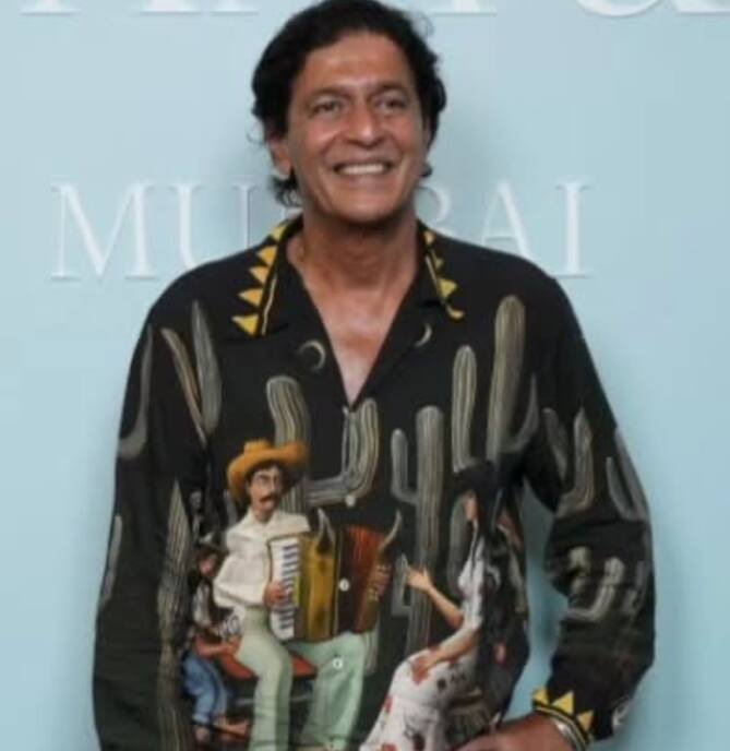 बता दें कि शक्ति कपूर, चंकी पांडे और गोविंदा द ग्रेट इंडियन कपिल शो के लेटेस्ट एपिसोड में पहुंचे थे. इस दौरान सभी ने अपनी पुरानी यादें शेयर की. वहीं चंकी ने बताया कि जब वे अपने करियर के शुरुआती दौर में थे, तब वे एक्स्ट्रा कमाई के लिए इवेंट में जाया करते थे. इस दौरान उन्होंने कमाई के लिए अंतिम संस्कार में शामिल होने का किस्सा भी सुनाया.