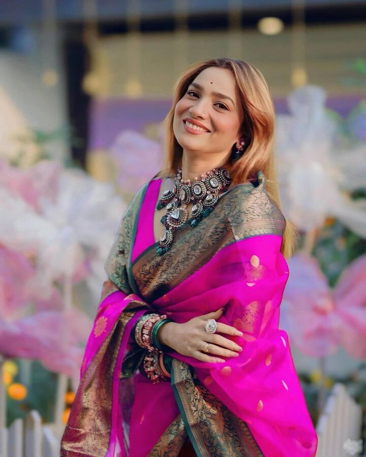 एक्ट्रेस की इन तस्वीरों पर फैंस भी बेशुमार प्यार लुटा रहे हैं. कोई उन्हें गॉर्जियस कह रहा है तो कोई महारानी कहकर बुला रहा है.