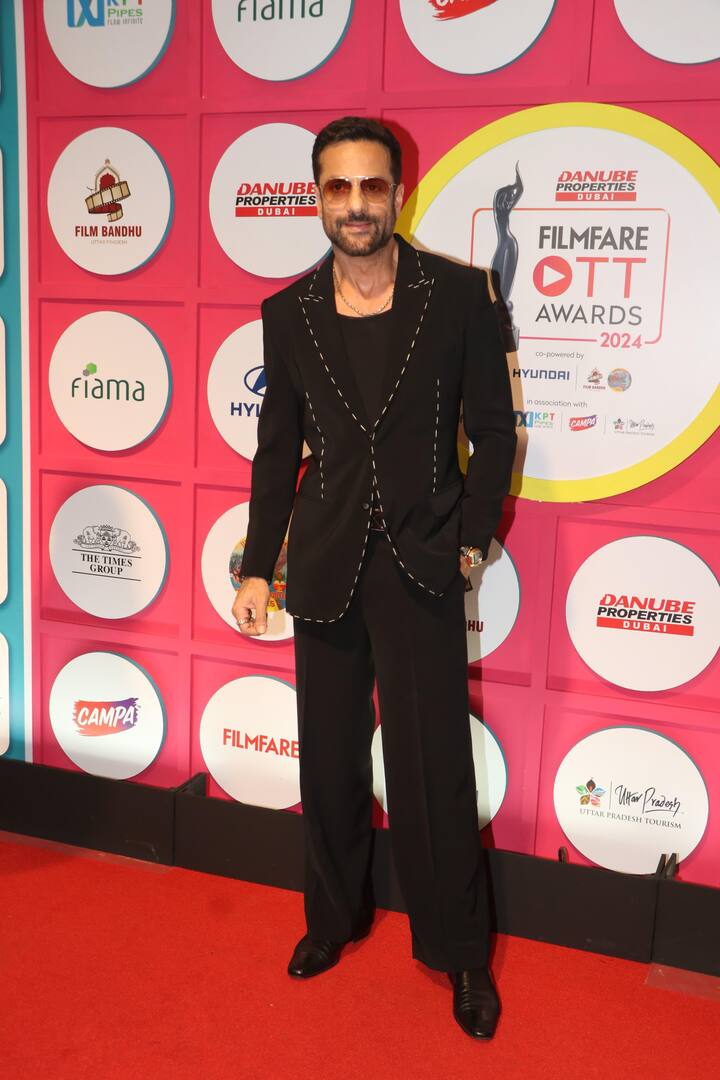 इवेंट में फरदीन खान काफी डेपर लुक में थे। हीरामंडी के अभिनेताओं ने ब्लैक टी शर्ट के साथ ब्लैक ब्लेजर और ब्लैक पेंट पेयर की थी। एक्टर्स ने रेड कार्पेट पर पैप्स के लिए आकर्षक तस्वीरें क्लिक कीं।