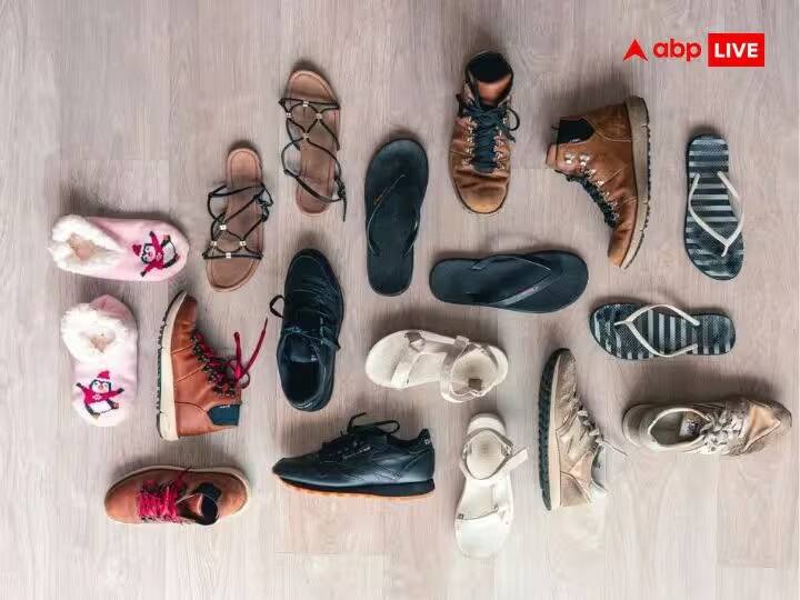 સ્લીપરઃ ઘણી વખત જ્યારે આપણે કોઈના ઘરે જઈએ છીએ ત્યારે અન્ય લોકોના ચંપલ પહેરીએ છીએ, પરંતુ આવું ન કરવું જોઈએ. જ્યોતિષ અનીશ વ્યાસ જણાવે છે કે શરીરમાંથી નકારાત્મક ઉર્જા જ્યાંથી બહાર આવે છે તે પ્રથમ સ્થાન પગ છે. જ્યારે તમે બીજાના ચંપલ પહેરો છો, ત્યારે નકારાત્મકતા પણ તમારામાં પ્રવેશ કરે છે અને તમને પરેશાન કરે છે.