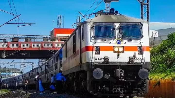 ट्रेन टिकट बुक करते वक्त दर्ज हो गई गलत तारीख, तो परेशान न हों ये तरकीब आएगी काम 4 आप किसी दूसरे इंसान को अपनी ट्रेन की टिकट को ट्रांसफर कर सकते हैं. हालांकि भारतीय रेलवे ने इसके लिए कुछ नियम बनाए होते हैं आपको वह नियम मानने होते हैं. तभी आप अपनी कंफर्म टिकट किसी को ट्रांसफर कर पाएंगे.