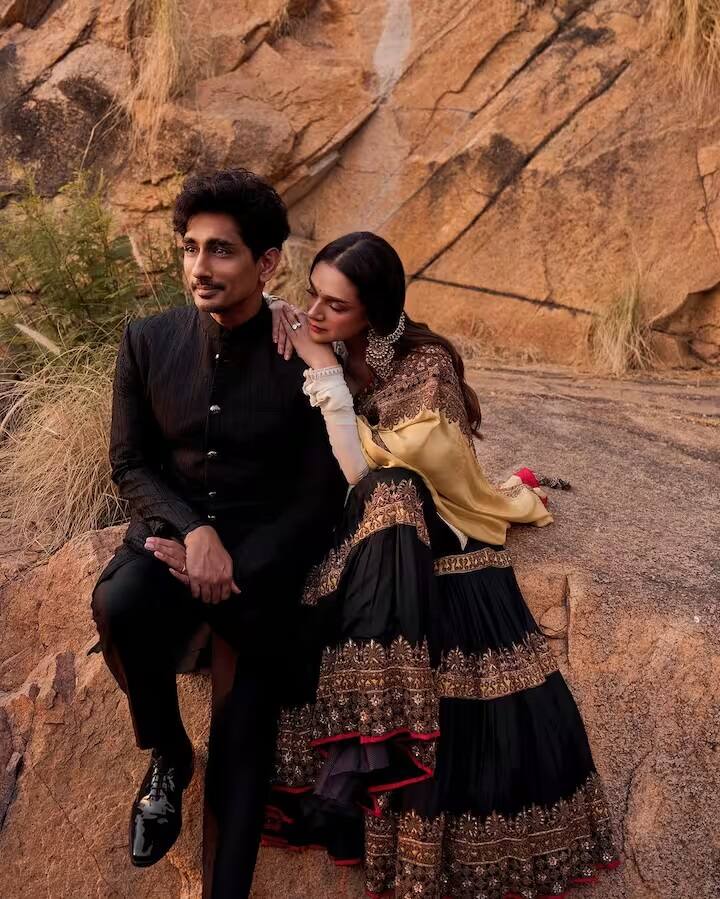 અભિનેત્રીઓ અદિતી રાવ હૈદરી અને સિદ્ધાર્થ બી-ટાઉનમાં ચાહકોના પ્રિય કપલમાંથી એક છે. બંનેની કેમેસ્ટ્રી અને સાદગી ચાહકોને પસંદ છે. તાજેતરમાં જ બંનેએ રાજસ્થાનમાં ફરી લગ્ન કર્યા હતા. બીજા લગ્ન પછી, આ નવવિવાહિત યુગલ એકબીજા સાથે આરામદાયક જોવા મળ્યું હતું. નીચેની તસવીરો જુઓ....