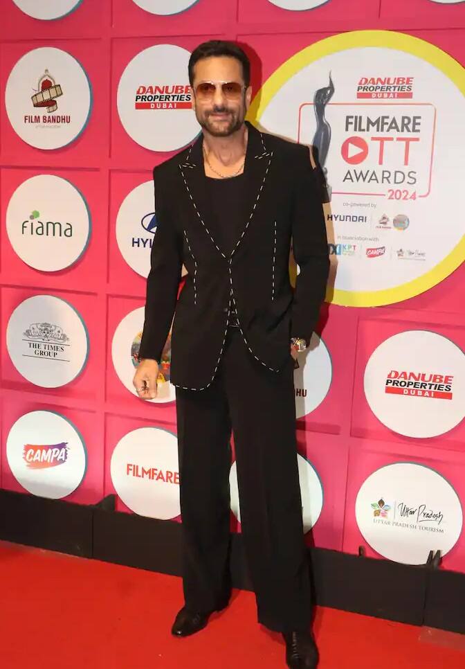 ફરદીન ખાન આ ઈવેન્ટમાં ખૂબ જ ધૂમ મચાવતો જોવા મળ્યો હતો.  હીરામંડી અભિનેતાએ બ્લેક બ્લેઝર અને બ્લેક પેન્ટ સાથે બ્લેક ટી-શર્ટની પેર બનાવી હતી. રેડ કાર્પેટ પર પેપ્સ માટે અભિનેતાએ ઘણી બધી તસવીરો ક્લિક કરી છે.