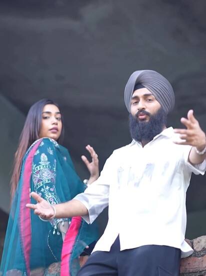 ਜੇਕਰ ਕੁੱਲ੍ਹੜ ਪੀਜ਼ਾ ਕਪਲ ਦਾ ਇੰਸਟਾਗ੍ਰਾਮ ਵੇਖਿਆ ਜਾਏ ਤਾਂ ਦੋਵਾਂ ਨੇ ਇੱਕ-ਦੂਜੇ ਨਾਲ ਨਾ ਸਿਰਫ ਵੀਡੀਓ ਸ਼ੇਅਰ ਕਰਨੀ ਬੰਦ ਕਰ ਦਿੱਤੀ ਹੈ। ਸਗੋਂ ਇਸਦੇ ਨਾਲ ਹੀ ਉਨ੍ਹਾਂ ਵੱਲੋਂ ਇੱਕ-ਦੂਜੇ ਨੂੰ ਅਨਫਾਲੋ ਵੀ ਕਰ ਦਿੱਤਾ ਗਿਆ ਹੈ। ਜਿਸ ਨਾਲ ਇੰਟਰਨੈੱਟ ਉੱਪਰ ਤਰਥੱਲੀ ਮੱਚ ਗਈ ਹੈ। ਫਿਲਹਾਲ ਦੋਵਾਂ ਵੱਲੋਂ ਇਹ ਸਭ ਕਿਉਂ ਕੀਤਾ ਜਾ ਰਿਹਾ ਹੈ, ਇਸਦੀ ਕੋਈ ਜਾਣਕਾਰੀ ਸਾਹਮਣੇ ਨਹੀਂ ਆਈ ਹੈ।