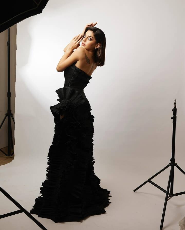 અલાયા એફ તેના ગ્લેમરસ અંદાજથી ચાહકોને દિવાના બનાવે છે. હાલમાં  જ અલાયા એફ એક ઈવેન્ટમાં પહોંચી હતી. જેમાં તેણે બ્લેક ડ્રેસ પહેર્યો હતો. અલાયા આ બ્લેક લૂકમાં ખૂબ જ સ્ટાઈલિશ લાગી રહી છે. ફેન્સ પણ તેના આ ગ્લેમરસ લૂકના વખાણ કરી રહ્યા છે.