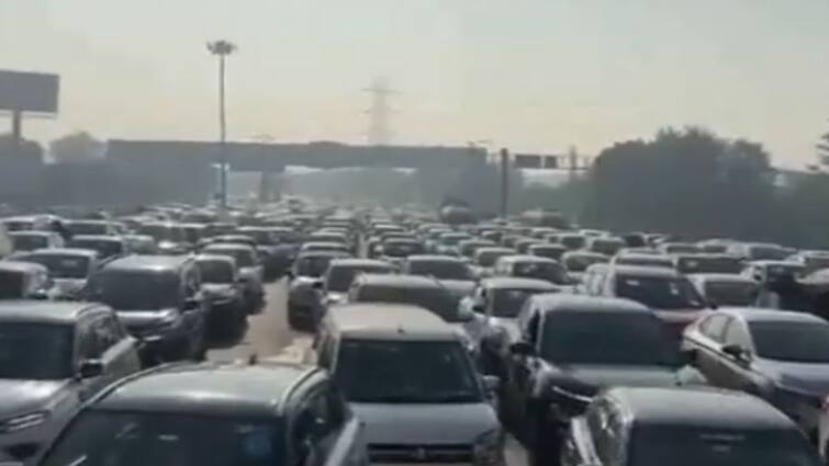 Noida News Farmers Protest Massive Traffic Snarl At DND Video Noida: Massive Traffic Snarl At DND Ahead Of Farmers' Protest — Watch