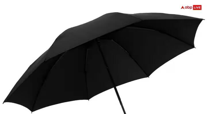 છત્રી: બીજાના ઘરેથી છત્રી લાવવી પણ શુભ નથી. આમ કરવાથી ગ્રહોની સ્થિતિ બગડે છે. જો કોઈ કારણસર તમારે કોઈ બીજાના ઘરેથી છત્રી લાવવી પડે તો પણ તેને ઘરની અંદર ન લાવો અને તેનો ઉપયોગ કર્યા પછી પરત કરો.