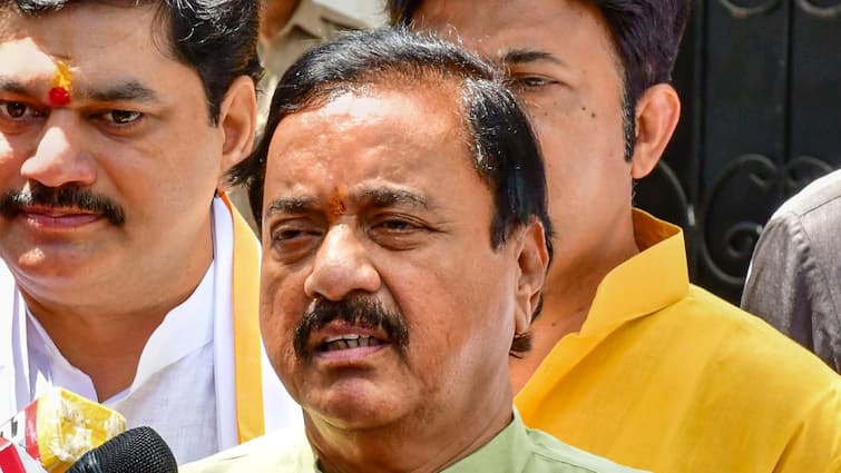 Ajit Pawar NCP MP Sunil Tatkare On Mahayuti CM Face BJP Devendra Fadnavis Maharashtra Swearing in Ceremony ANN 'वो चैप्टर अब बंद हो गया है', एकनाथ शिंदे का जिक्र कर सुनील तटकरे ऐसा क्यों बोल गए?
