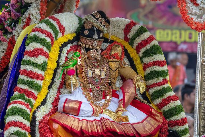 తిరుచానూరు శ్రీ పద్మావతి అమ్మవారి కార్తీక బ్రహ్మోత్సవాలలో భాగంగా ఐదో రోజు సోమవారం ఉదయం అమ్మవారు మోహినీ అలంకారంలో ప‌ల్ల‌కీలో ఊరేగుతూ భక్తులను అనుగ్ర‌హించారు.