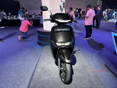 Honda Activa E Worth Buying Or Not: Honda Activaએ ઇલેક્ટ્રિક માર્કેટમાં એન્ટ્રી કરી છે. આ EV ઘણી સુવિધાઓ સાથે આવે છે. તેના બેટરી પેક અને રેન્જ વિશેની તમામ વિગતો અહીં જાણો.  સમગ્ર દેશમાં મોટાભાગના લોકો હોન્ડા એક્ટિવાનું નામ જાણે છે, પરંતુ આ હોન્ડા સ્કૂટરને હવે નવો અવતાર મળ્યો છે. આ સ્કૂટરે ઇલેક્ટ્રિક સેગમેન્ટમાં પણ એન્ટ્રી કરી છે.