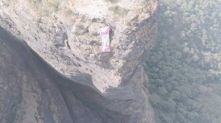 गिर्यारोहणाचा अनुभव आणि सुरक्षित साधनांच्या साह्याशिवाय या सुळक्यावरील चढाई अवघड मानली जाते.