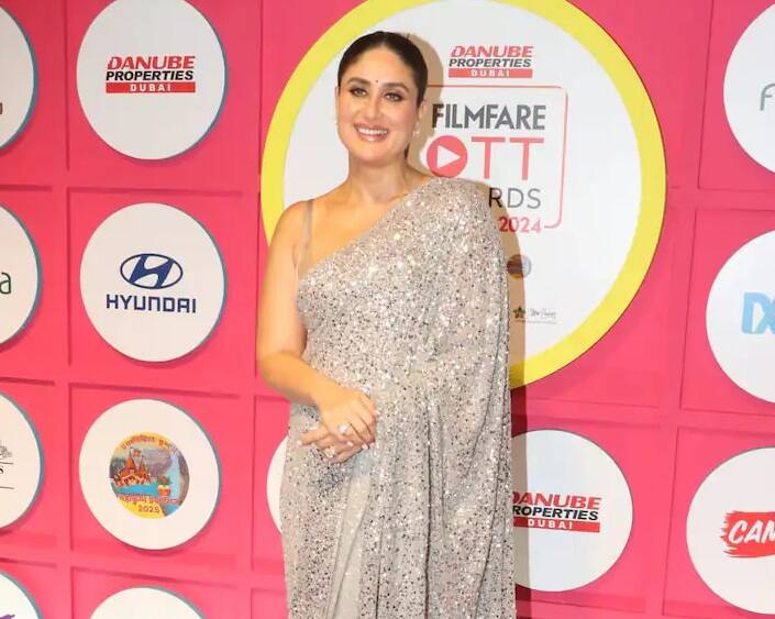 Filmfare OTT Awards 2024: ગઈકાલે રાત્રે મુંબઈમાં આયોજિત ફિલ્મફેર ઓટીટી એવોર્ડ્સ 2024માં બોલિવૂડથી લઈને ટીવી જગતના તમામ સ્ટાર્સ અલગ-અલગ અંદાજમાં પહોંચ્યા હતા. તેમની તસવીરો હવે વાયરલ થઈ રહી છે, મુંબઈમાં ફિલ્મફેર ઓટીટી એવોર્ડ 2024ની પાંચમી સીઝનનું રેડ કાર્પેટ સ્ટાર્સની હાજરીથી ઝળહળી ઉઠ્યું હતું. કરીના કપૂરથી લઈને અનન્યા પાંડે અને વિજય વર્માથી લઈને મનીષા કોઈરાલા સુધી, બધાએ ગાલા નાઈટના રેડ કાર્પેટ પર ગ્લેમર ઉમેર્યું હતું.કરીના કપૂર ખાન એવોર્ડ નાઈટ માટે સબ્યસાચીની સિલ્વર સાડી પહેરીને પહોંચી હતી. આ લુકમાં કરીના ખુબ જ સુંદર લાગી રહી હતી.