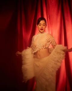 उर्फी जावेद 3 कोटी 66 लाख 90 हजार रुपयांना विकतोय हा ड्रेस, किंमत ऐकून लोक म्हणाले- EMI वर देणार का?