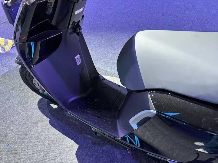 એક્ટિવા Eમાં ત્રણ રાઇડિંગ મૉડ છે - ઇકો, સ્ટાન્ડર્ડ અને સ્પોર્ટ. આ સ્કૂટરને ચાવી વગર સ્ટાર્ટ કરી શકાય છે. તેમાં બ્લૂટૂથ, ટર્ન-બાય-ટર્ન નેવિગેશન અને યુએસબી ચાર્જરની સુવિધા છે. આ સ્કૂટરમાં વધુ સારી સ્ટૉરેજ પણ આપવામાં આવી છે, પરંતુ તેમાં ટચસ્ક્રીનની સુવિધા નથી. આ સ્કૂટરની કિંમત આ વર્ષના અંતમાં જાહેર કરવામાં આવશે. પરંતુ એક્ટિવાનું નામ જ સ્કૂટર ગ્રાહકોને તેને ખરીદવા માટે મજબૂર કરી શકે છે.