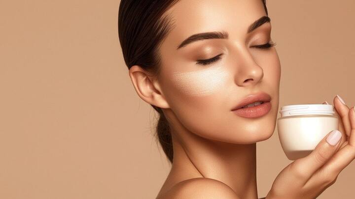 বলাইবাহুল্য শীতল হাওয়ার জেরে ত্বক নিয়ে অনেকেই সমস্যায় পড়ে। শুষ্ক ত্বক থেকে কীভাবে মিলবে মুক্তি ?