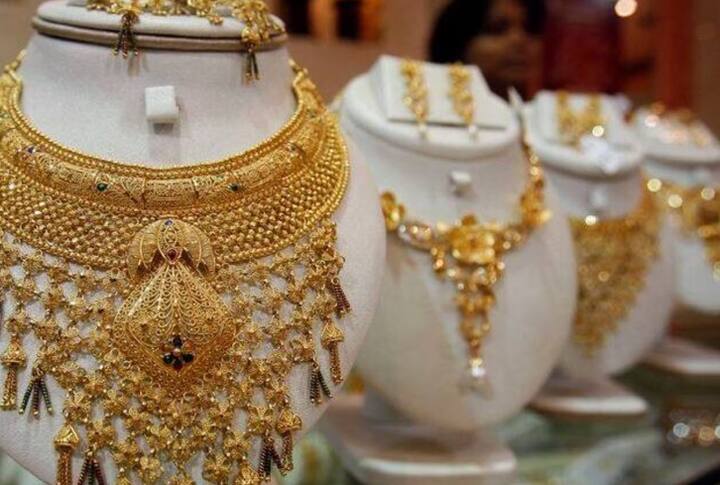 गेल्या अनेक दिवसापासून सोन्या चांदीच्या दरात वाढ होत होती. मात्र, आज घसरण दाल्याचं पाहायला मिळालं.