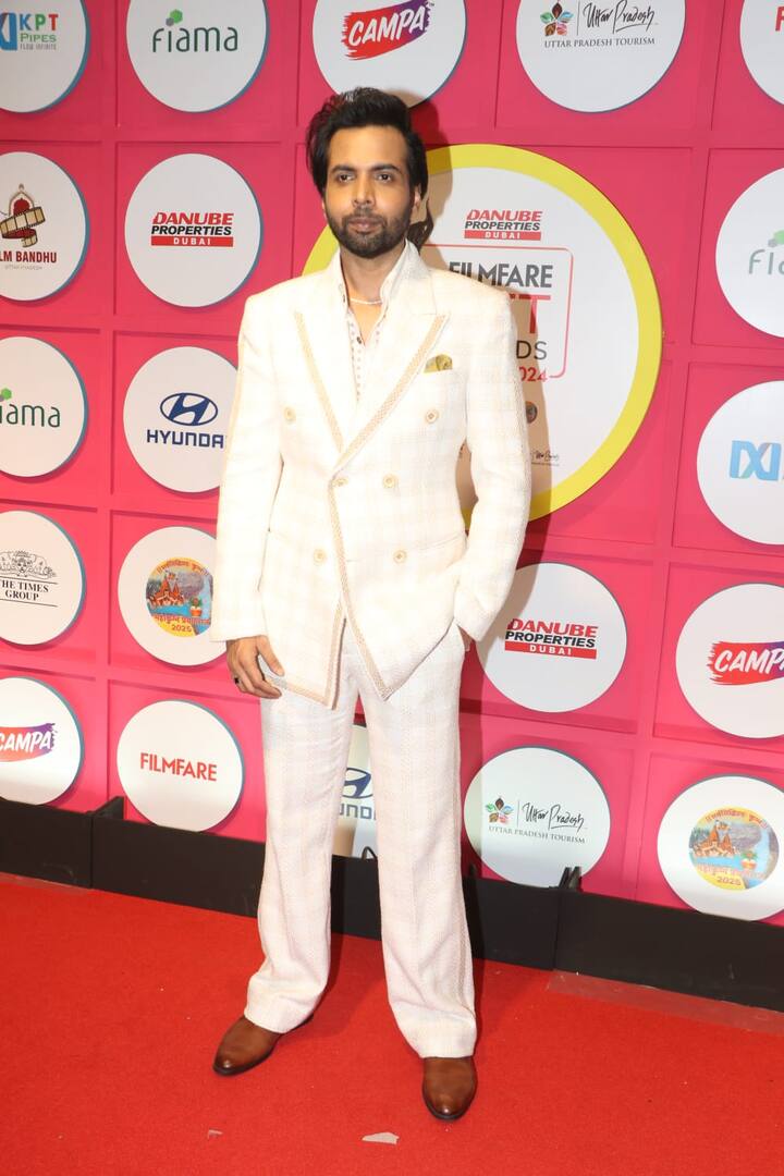 महिला 2 एक्टर्स अभिमंत्रित लैबोरेटरी फैक्ट्री में ऑल व्हाइट लुक थे और वे काफी डैशिंग लग रहे थे।