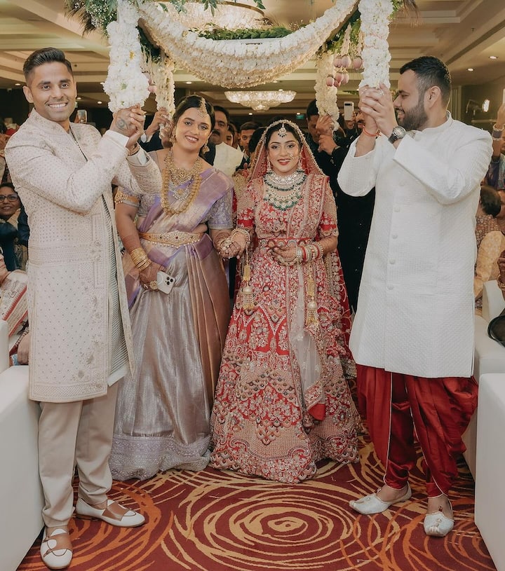 Suryakumar Yadav Sister Wedding Pics: સૂર્યકુમાર યાદવની લેટેસ્ટ ઈન્સ્ટાગ્રામ પોસ્ટ વાયરલ થઈ રહી છે. આ પોસ્ટ તેની બહેનના લગ્નની, જે ચાહકોનું દિલ જીતી રહી છે.