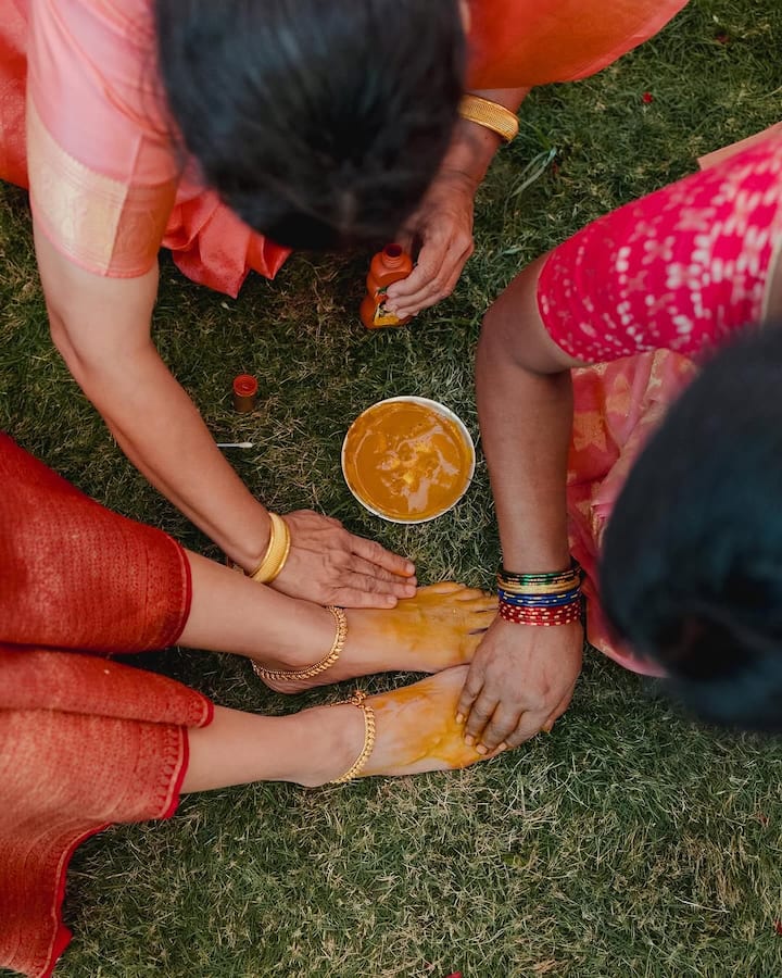 పెళ్లికూతురును చేసే కార్యక్రమంలో భాగంగా కాళ్లకు పసుపు రాస్తోన్న ఫోటోను అభిమానులతో పంచుకుంది. కాళ్లకు పట్టీలు పెట్టుకుని.. అచ్చమైన తెలుగింటి అమ్మాయిగా ముస్తాబైంది శోభిత. (Images Source : Instagram/sobhita dhulipala)